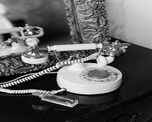 Agenda și un telefon pe masă